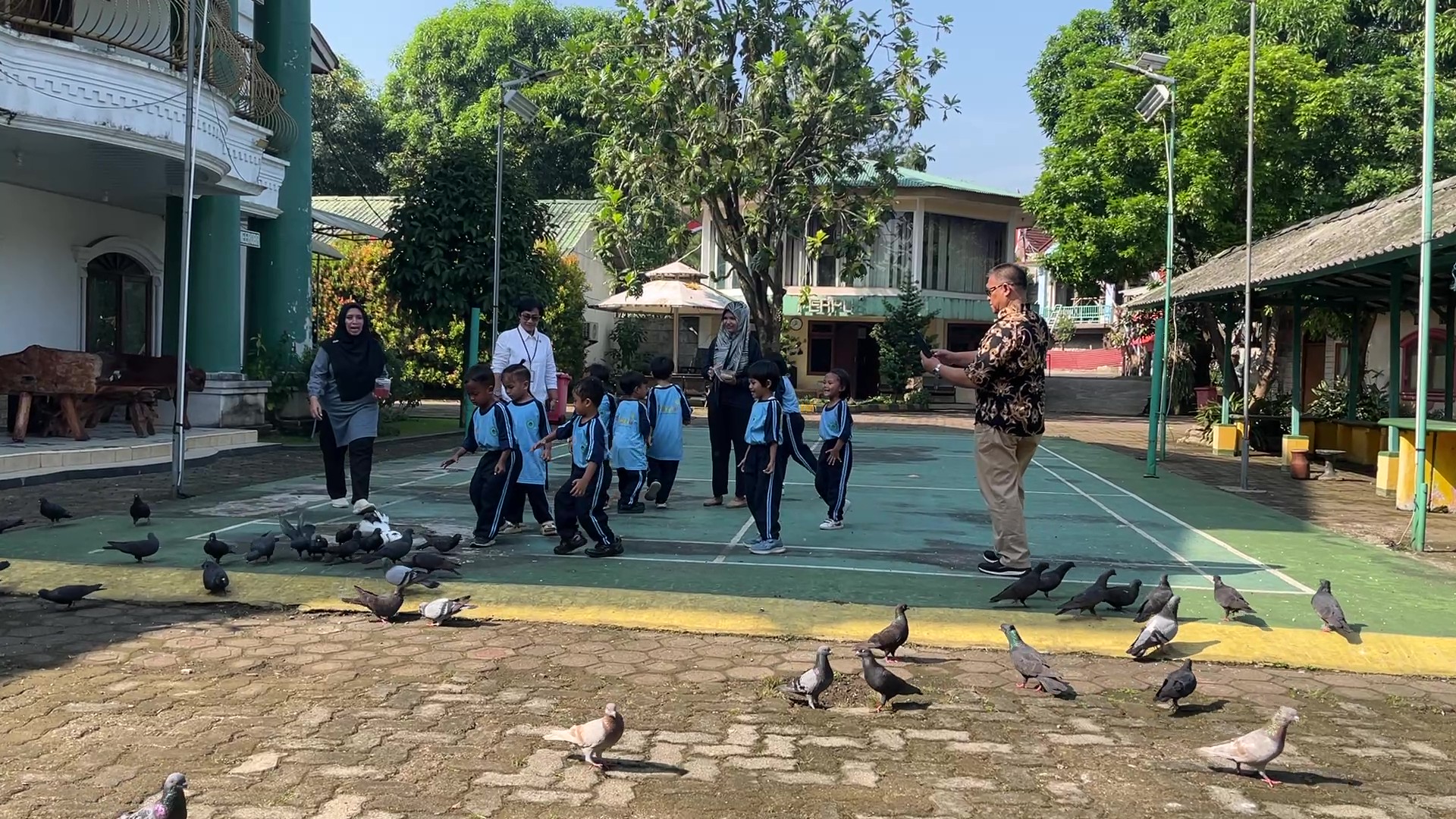 Asesor mendokumentasikan proses siswa memberi makan burung merpati, untuk menumbuhkan rasa cinta anak kepada alam dan lingkungan hidup