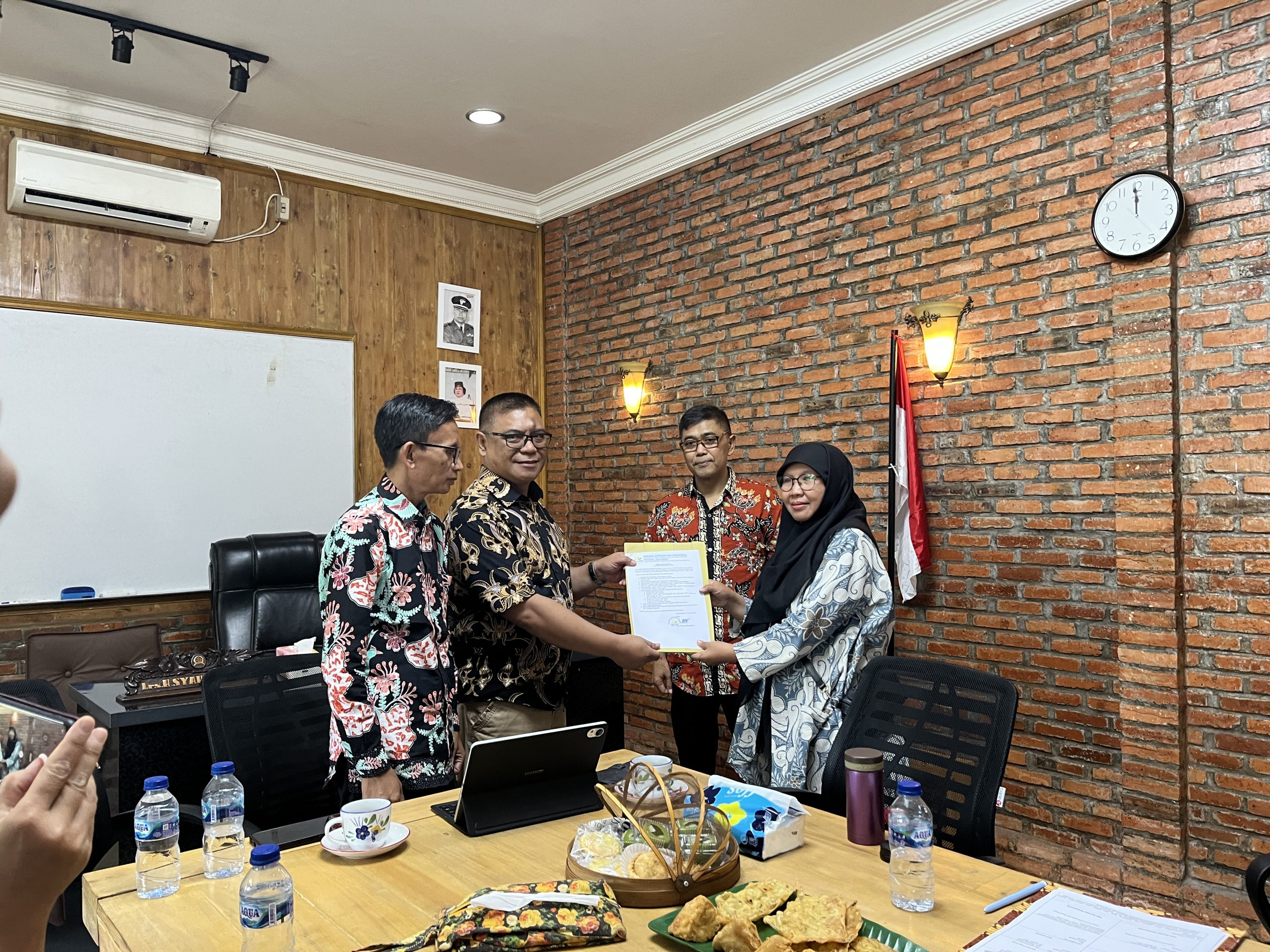 Agus Hamdan Satriagraha, M.Pd. (Asesor) dan Supriatna, S.Ag, M.Pd. menyerahkan surat tugas visitasi akreditasi kepada Kepala Sekolah TK Siti Maryam, Ria Nova Santi, S.Pd. disaksikan oleh Ketua II Bidang Pendidikan Yayasan Baitul Bestari Malik, Tri Andri Marjanto